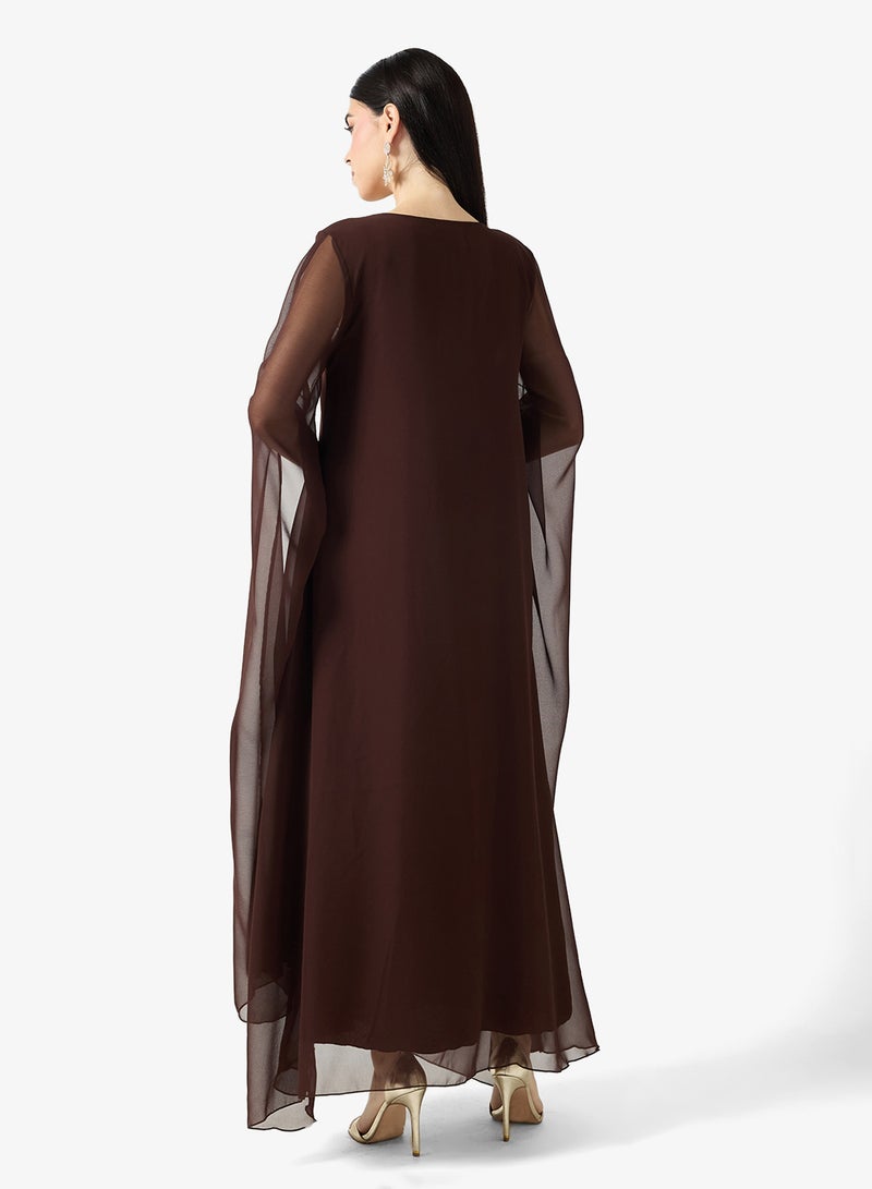 هيا كلوزيت فستان بأكمام واسعة مطرز بياقة على شكل حرف - Image 2